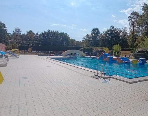 Piscine municipale de Bagnoles-de-l'Orne &agrave; Bagnoles-de-l'Orne. photo 2